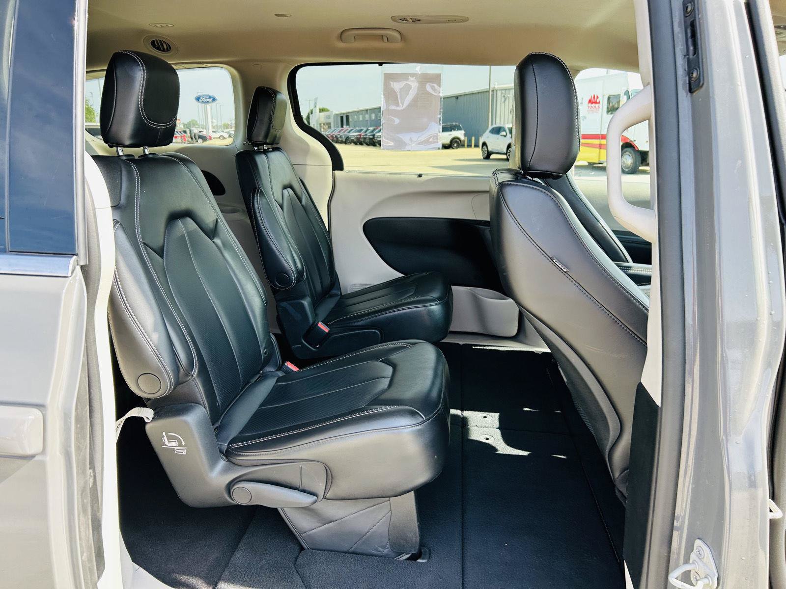 Used 2023 Chrysler Pacifica Touring-L FWD image 29