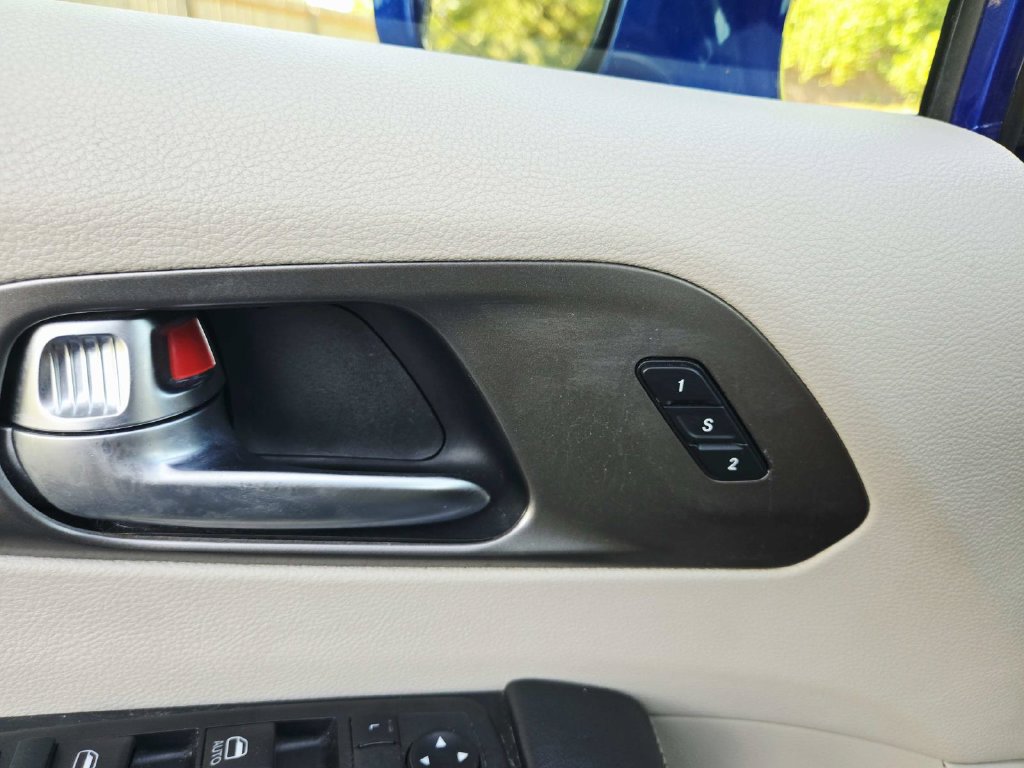 Used 2021 Chrysler Pacifica Touring-L FWD image 37