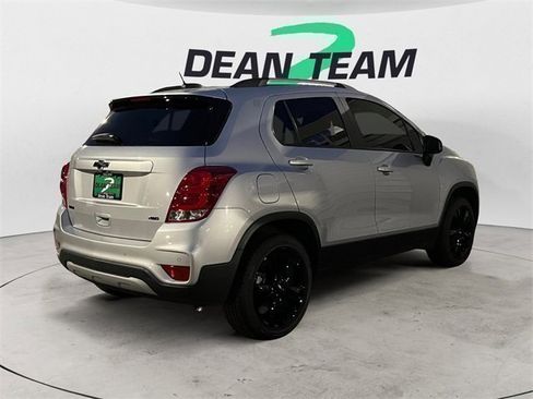 Used 2020 Chevrolet Trax LT w/ Sun & Sound Package image 8