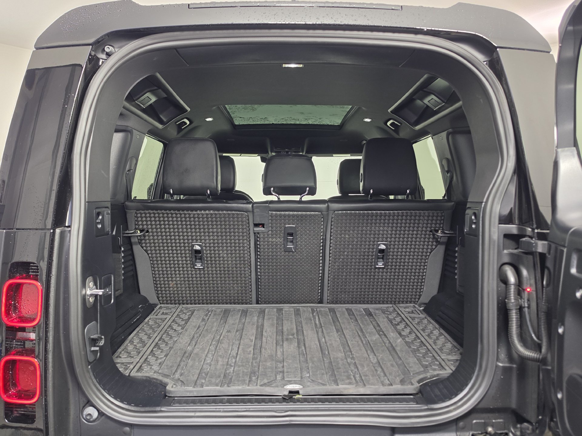 Used 2024 Land Rover Defender 110 X-Dynamic SE AWD/4WD image 45