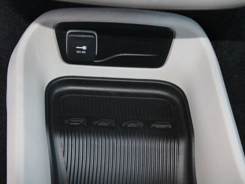 Used 2024 Chrysler Voyager LX FWD image 33