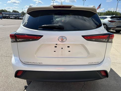 Used 2021 Toyota Highlander XLE AWD/4WD image 6