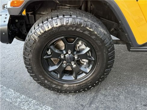 Used 2019 Jeep Wrangler Unlimited Sahara w/ Quick Order Package 24M Moab AWD/4WD image 8