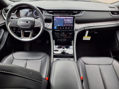 Used 2025 Jeep Grand Cherokee Limited image 10