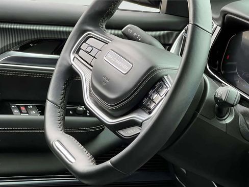 Used 2022 Jeep Grand Wagoneer Series II image 12