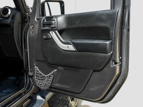 Used 2018 Jeep Wrangler Unlimited Sahara image 42