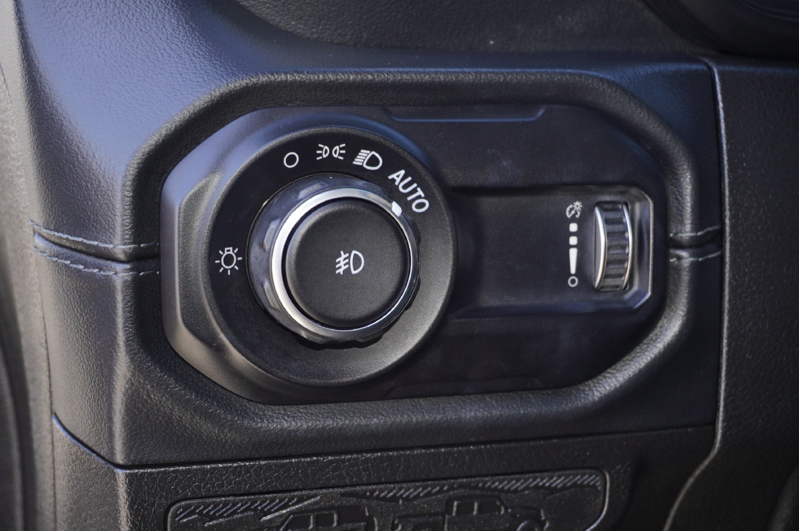 Used 2024 Jeep Wrangler Unlimited Sahara w/ Technology Group AWD/4WD image 12