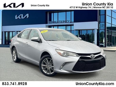 Used 2017 Toyota Camry SE image 1