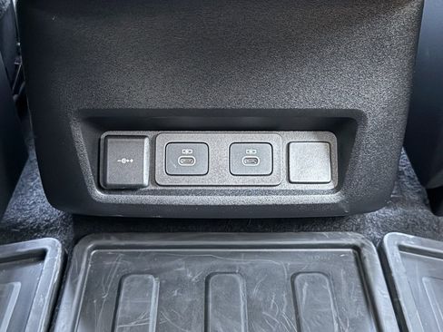 Certified 2025 Land Rover Discovery Dynamic SE image 37