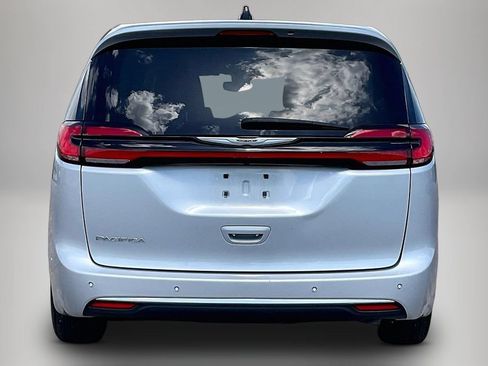 Certified 2024 Chrysler Pacifica Touring-L FWD image 6