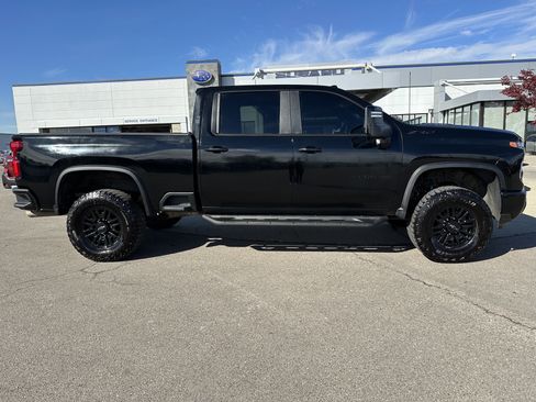Used 2024 Chevrolet Silverado 2500 ZR2 w/ Technology Package image 8