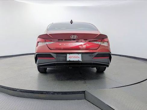 Used 2025 Hyundai Elantra SE FWD image 7