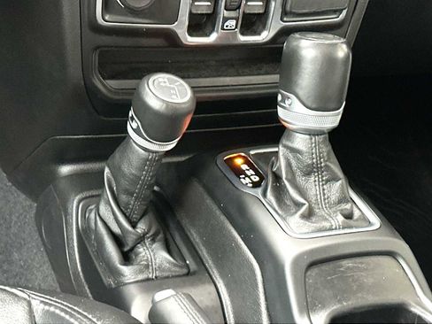 Used 2022 Jeep Wrangler Unlimited Sahara AWD/4WD image 21