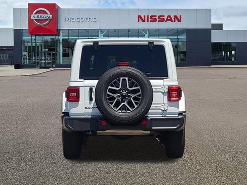 Used 2025 Jeep Wrangler Unlimited Sahara AWD/4WD image 6