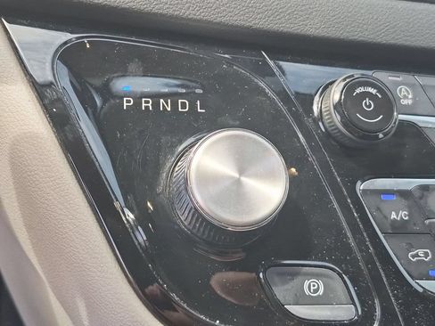 Used 2024 Chrysler Pacifica Touring-L FWD image 26