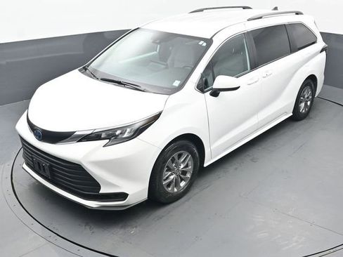 Used 2025 Toyota Sienna LE image 40