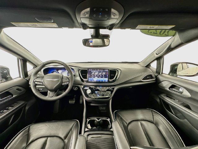 Used 2025 Chrysler Pacifica Limited FWD image 3