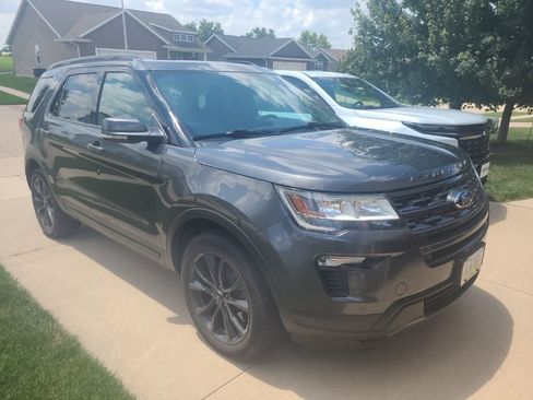 Used 2018 Ford Explorer XLT w/ Equipment Group 202A AWD/4WD image 9