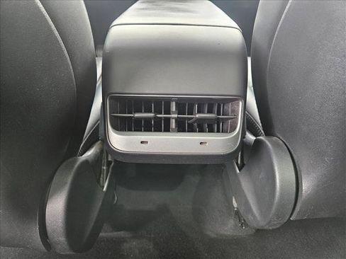 Used 2021 Tesla Model Y Long Range AWD/4WD image 17