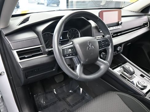 Used 2023 Mitsubishi Outlander ES image 10