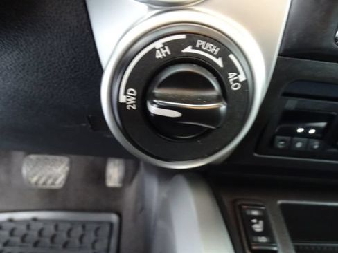 Used 2018 Nissan Titan SV w/ SV Convenience Package AWD/4WD image 11