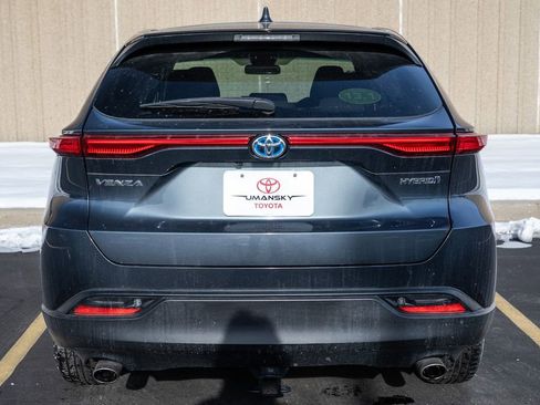 Used 2022 Toyota Venza LE image 6