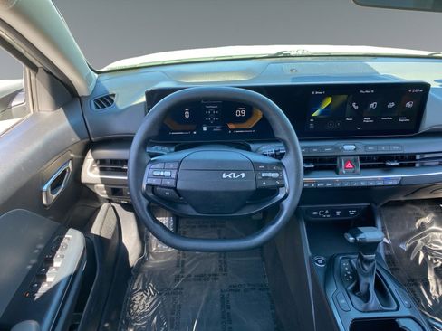 Used 2025 Kia K4 LXS image 12