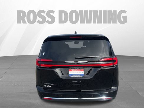 Used 2025 Chrysler Pacifica Select image 5