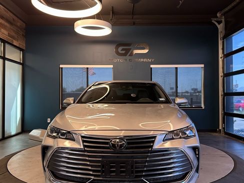 Used 2019 Toyota Avalon XLE w/ Moonroof Package image 8