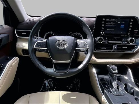 Used 2022 Toyota Highlander XLE FWD image 6