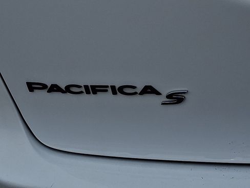 Used 2024 Chrysler Pacifica Limited FWD image 31