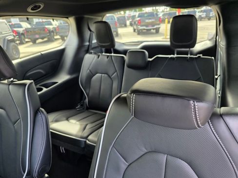 New 2026 Chrysler Pacifica Limited w/ Uconnect Theater Family Group image 9