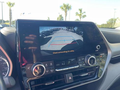 Used 2023 Toyota Highlander XLE image 29