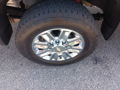 Used 2024 Chevrolet Silverado 2500 High Country w/ High Country Premium Package AWD/4WD image 6