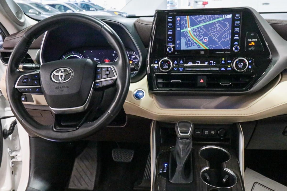 Used 2021 Toyota Highlander Limited FWD image 17