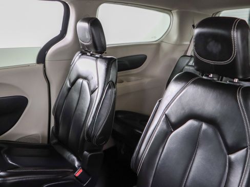 Used 2023 Chrysler Pacifica Touring-L FWD image 24