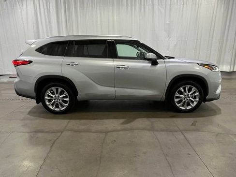 Used 2022 Toyota Highlander Limited AWD/4WD image 3