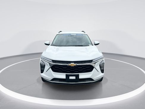 Used 2025 Chevrolet Trax LT w/ LT Convenience Package FWD image 3