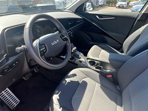 Used 2025 Kia Niro EX Touring image 11