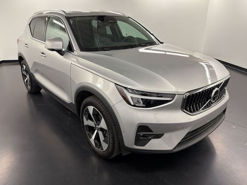 Used 2025 Volvo XC40 B5 Plus AWD/4WD image 7