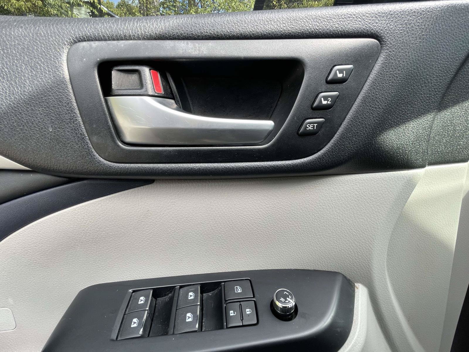 Used 2017 Toyota Highlander Limited FWD image 21