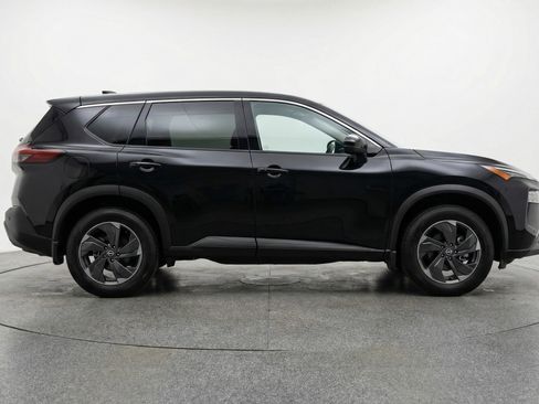 Used 2025 Nissan Rogue SV image 4