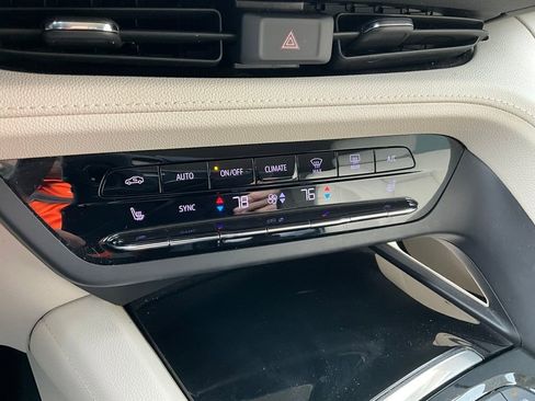 Used 2021 Buick Envision Essence image 39