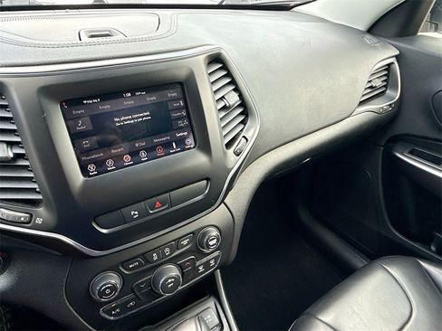 Used 2019 Jeep Cherokee Latitude Plus image 24