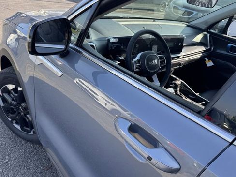 New 2025 Kia Sorento S image 24