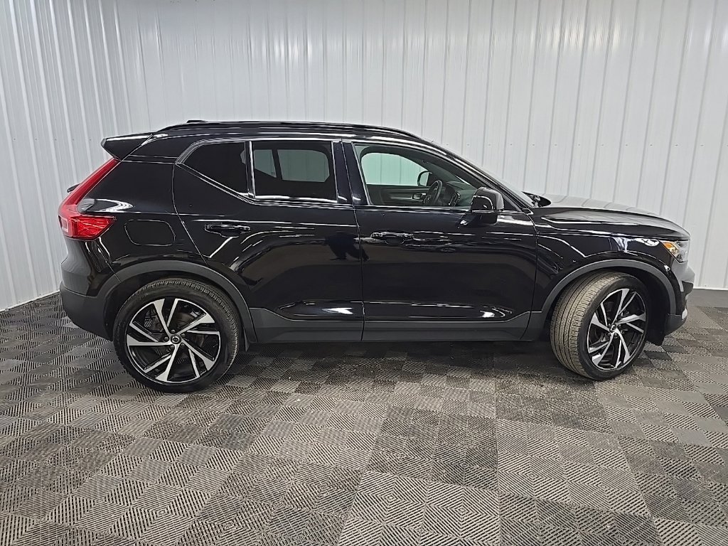Used 2022 Volvo XC40 T5 R-Design w/ Climate Package AWD/4WD image 2