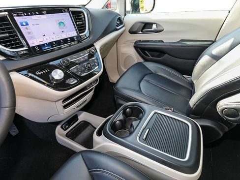 Used 2024 Chrysler Pacifica Touring-L image 19