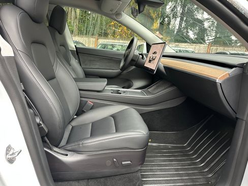 Used 2022 Tesla Model Y Long Range image 10