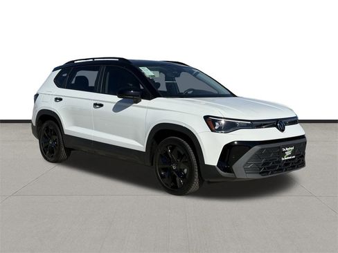 New 2026 Volkswagen Taos SE image 3