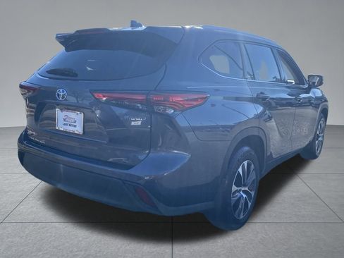 Used 2021 Toyota Highlander XLE image 18